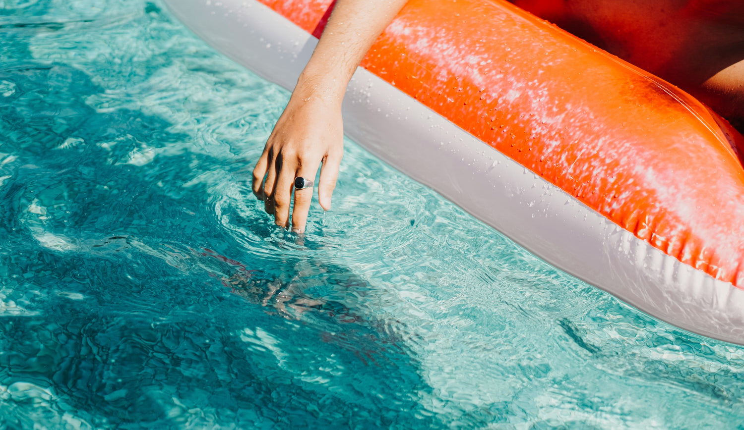 ¿Por qué se pone verde el agua de la piscina?
