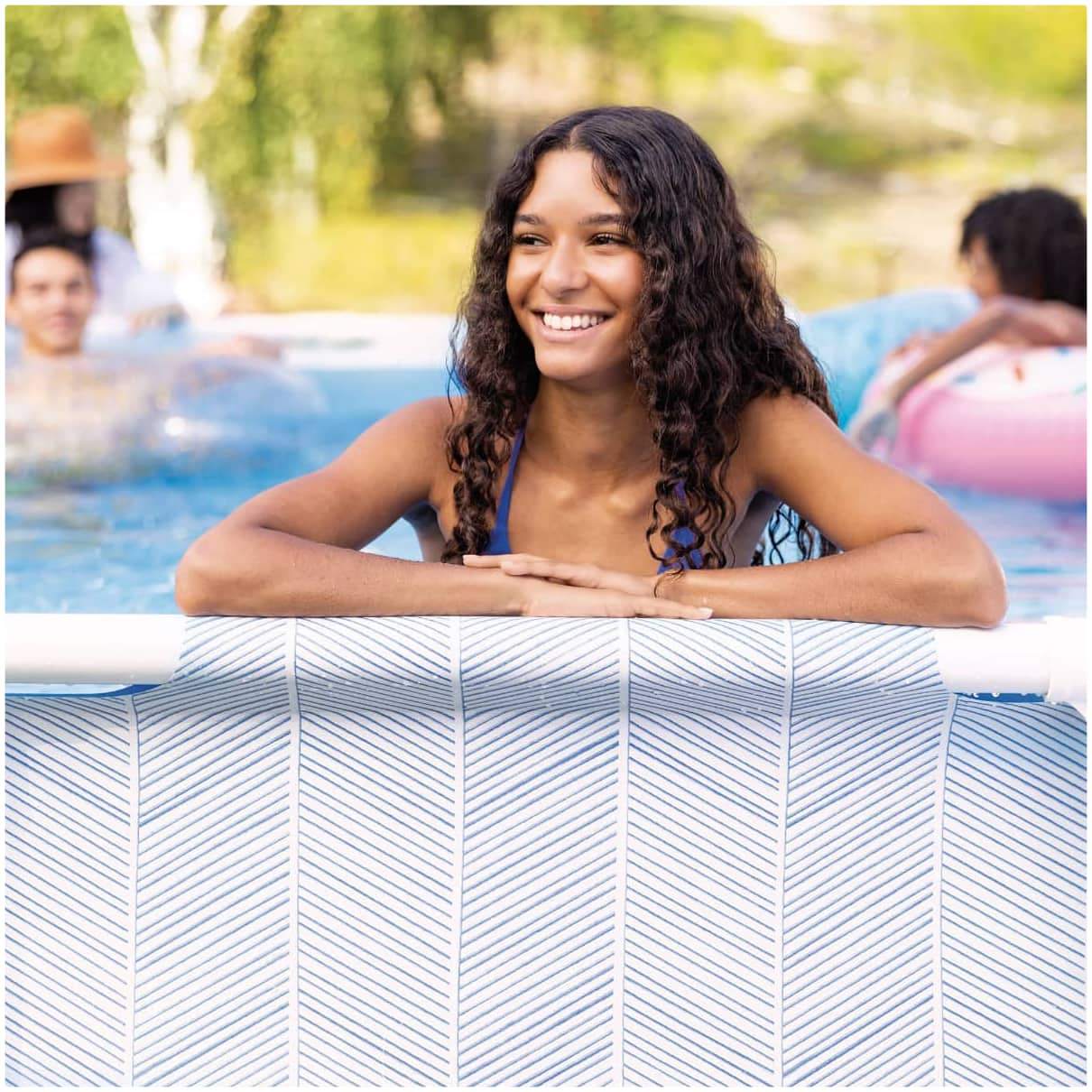 Piscina Estructural Redonda INTEX Prism Frame Chevron 488 x 122 cm, 19.156L, con Bomba, Escalera, Cobertor y Tapiz