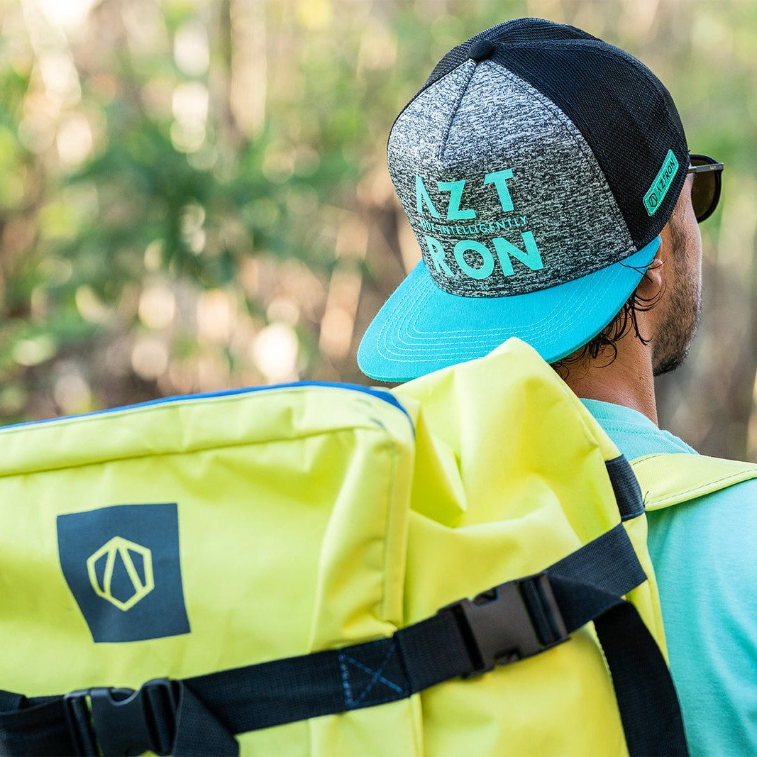 Jockey Aztron Full Logo con visera plana turquesa usado en exteriores