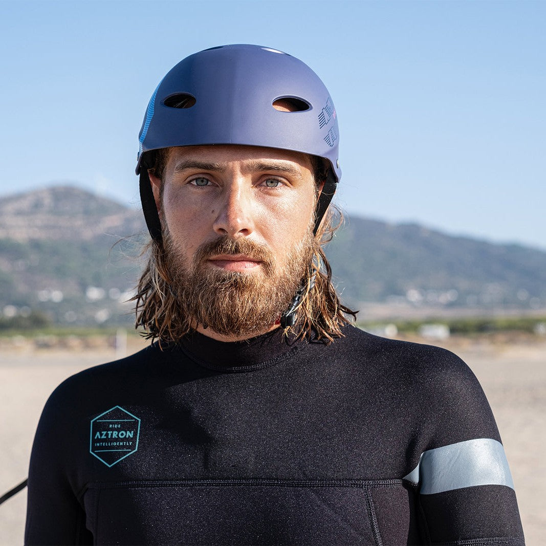 Hombre con el casco Aztron H7 azul en la playa, vista frontal
