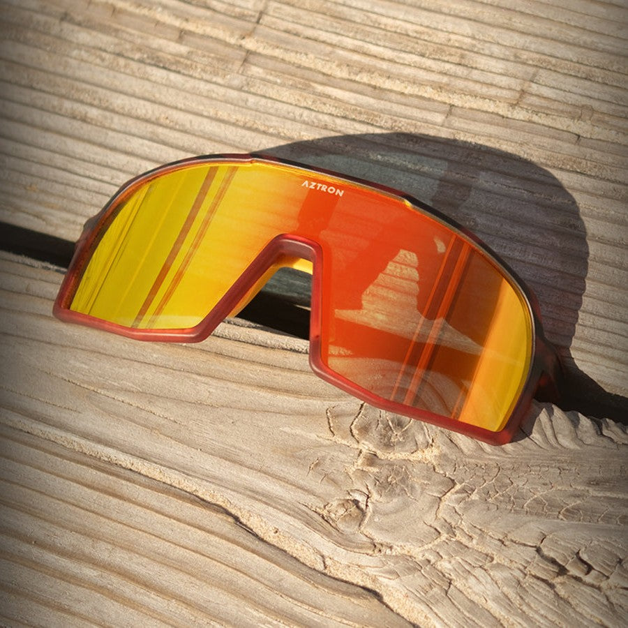 Lentes de sol Aztron Halo sobre una tabla de madera al sol