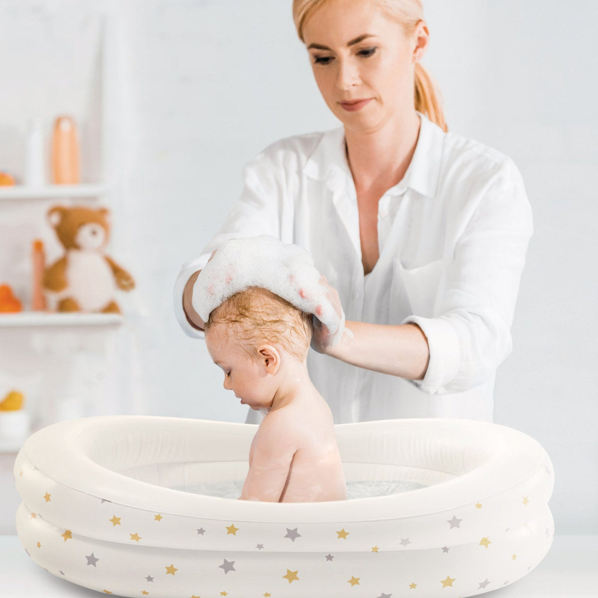 Bañera Inflable INTEX para Bebé Starry 66 x 89 x 25 cm con Inflador - en uso