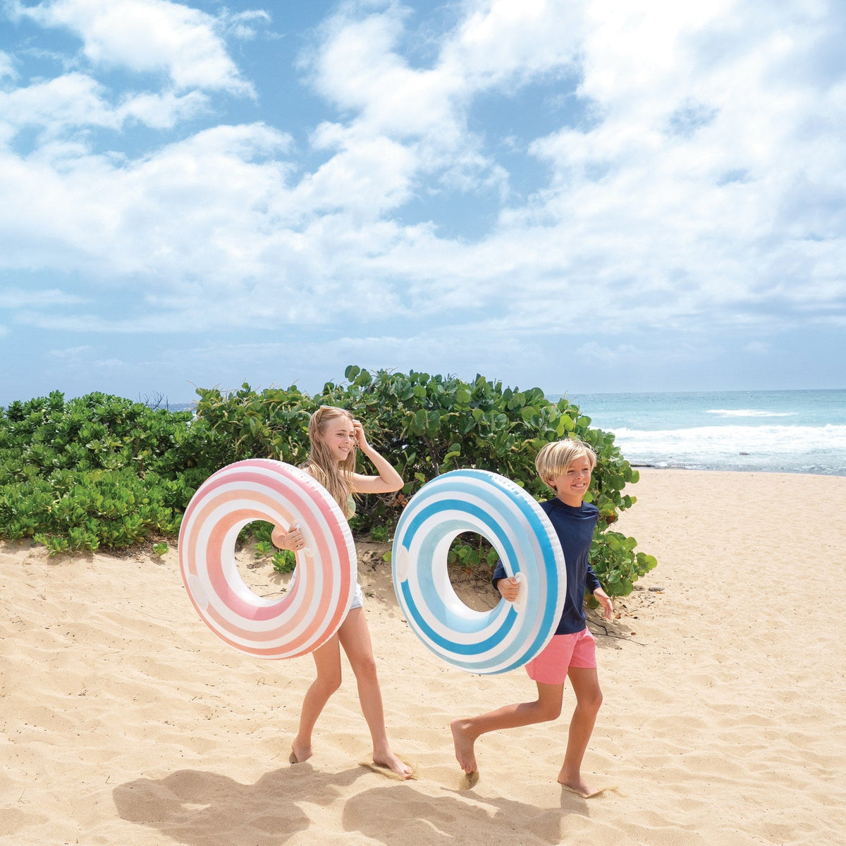 Flotador Anillo Inflable INTEX Rainbow Remolino 91 cm - en uso 4