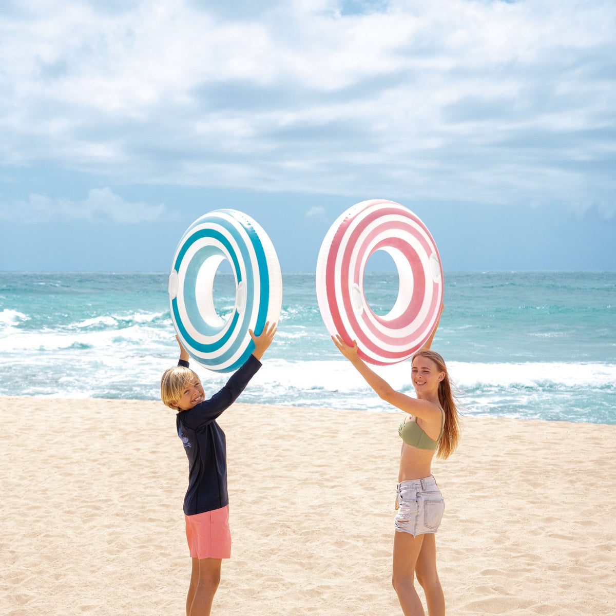 Flotador Anillo Inflable INTEX Rainbow Remolino 91 cm - en uso 5