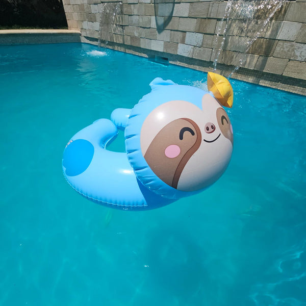 Flotador inflable INTEX con forma de perezoso en una piscina