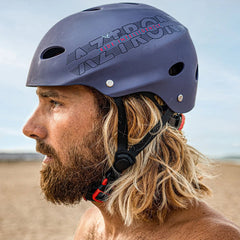 Hombre en la playa con el casco Aztron H7 para kayak y deportes acuáticos