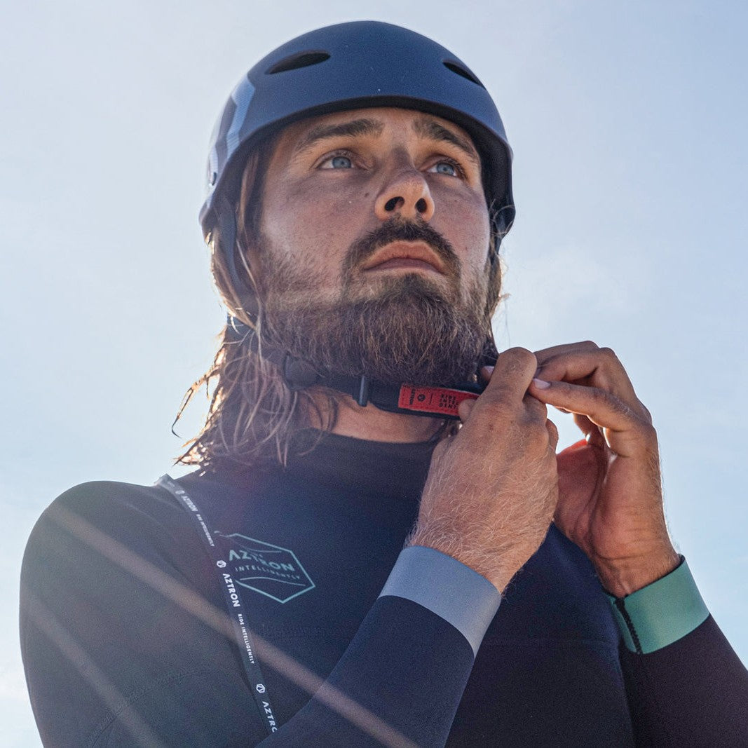 Hombre ajustando la correa del casco Aztron H7 para deportes acuáticos
