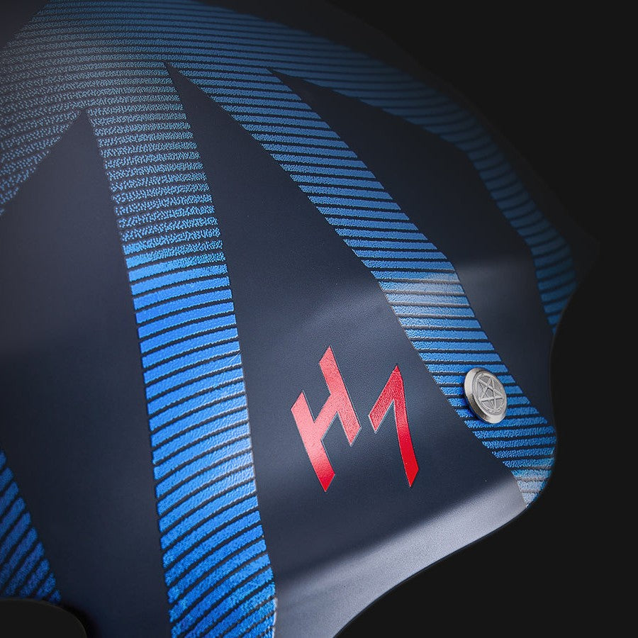 Detalle del logo H7 en el casco Aztron para kayak y deportes acuáticos