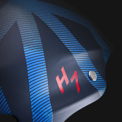 Detalle del logo H7 en el casco Aztron para kayak y deportes acuáticos
