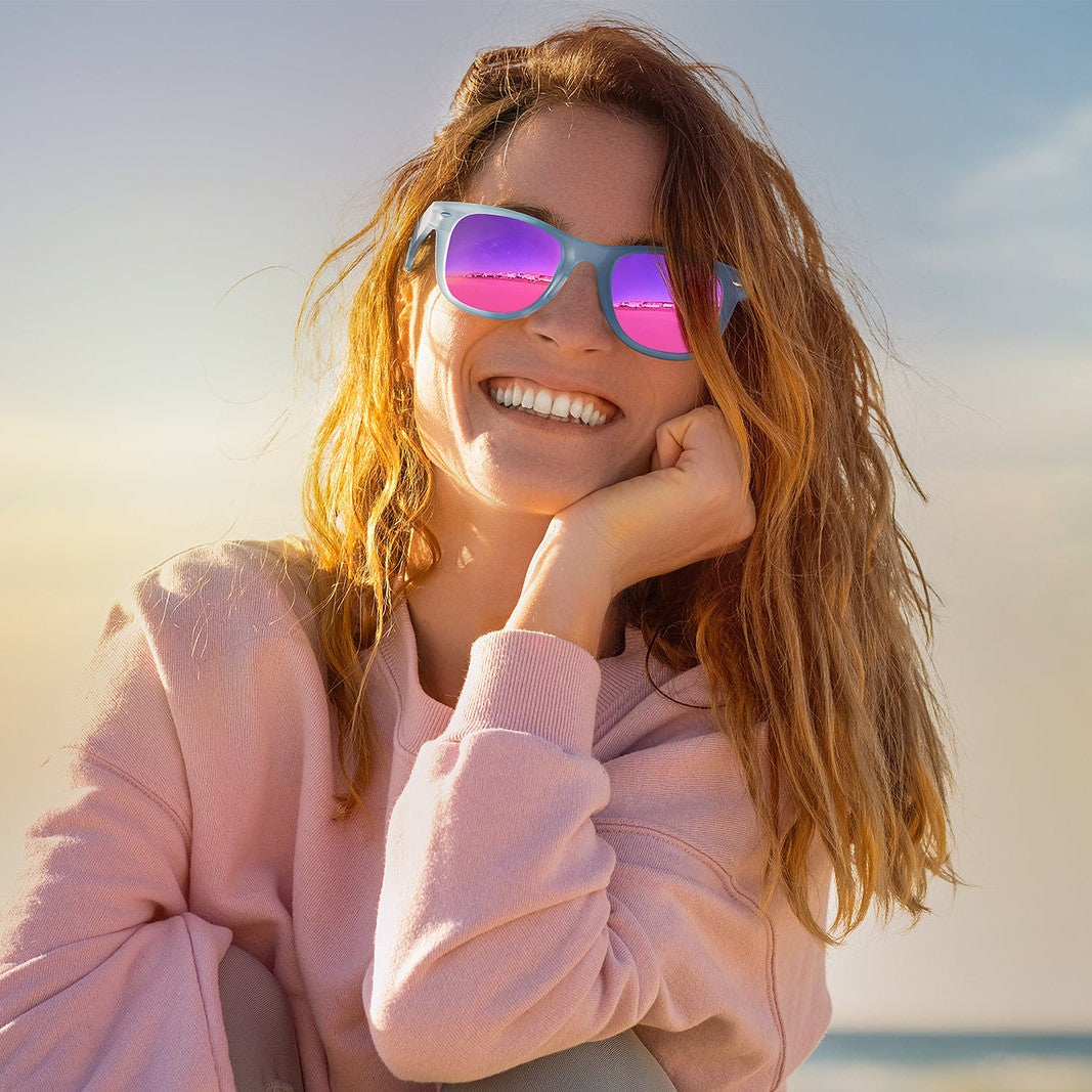 Mujer sonriendo con los lentes de sol polarizados Aztron Dream celestes