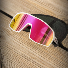 Lentes de sol Aztron Miami sobre una tabla de madera al sol