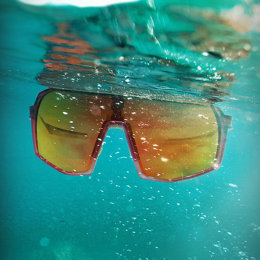 Lentes de sol Aztron Halo flotando bajo el agua