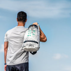 Hombre llevando al hombro el bolso estanco Aztron Dry Bag 15 litros