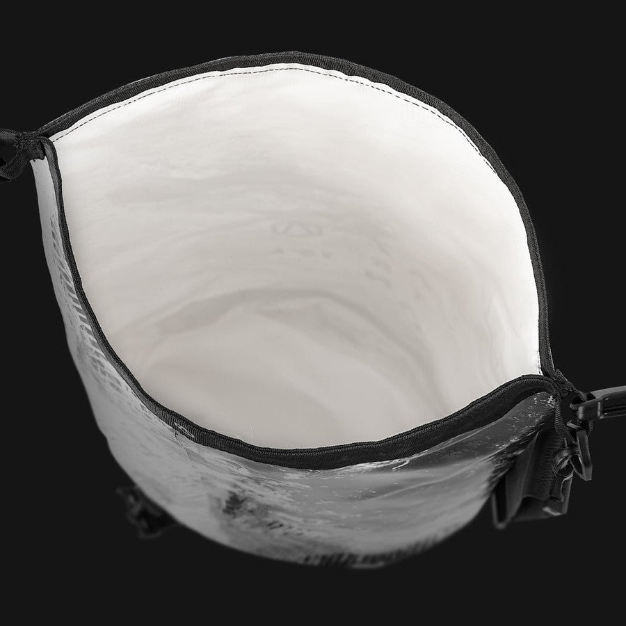 Interior del bolso estanco Aztron Dry Bag 15 litros abierto