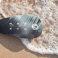 Pala del remo de SUP Aztron Style de aluminio sobre la arena mojada