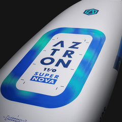 Detalle de la cola del SUP Aztron Super Nova 11’0 con logo Aztron