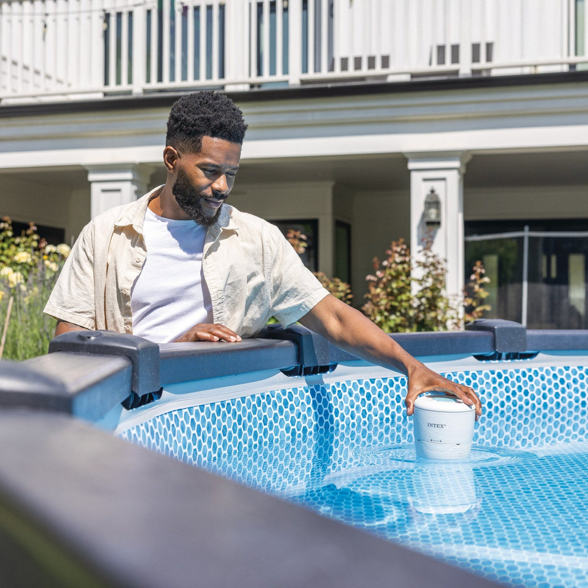 Analizador de Agua INTEX Krystal Clear con WiFi para Piscina - en uso 2