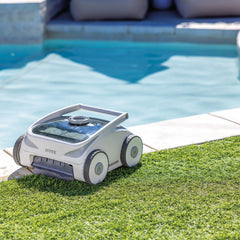 Robot Limpiafondos INTEX ZX500R Inalámbrico para Piscinas Estructurales y Enterradas - en uso