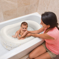 Bañera Inflable INTEX para Bebé Starry 66 x 89 x 25 cm con Inflador - en uso 2