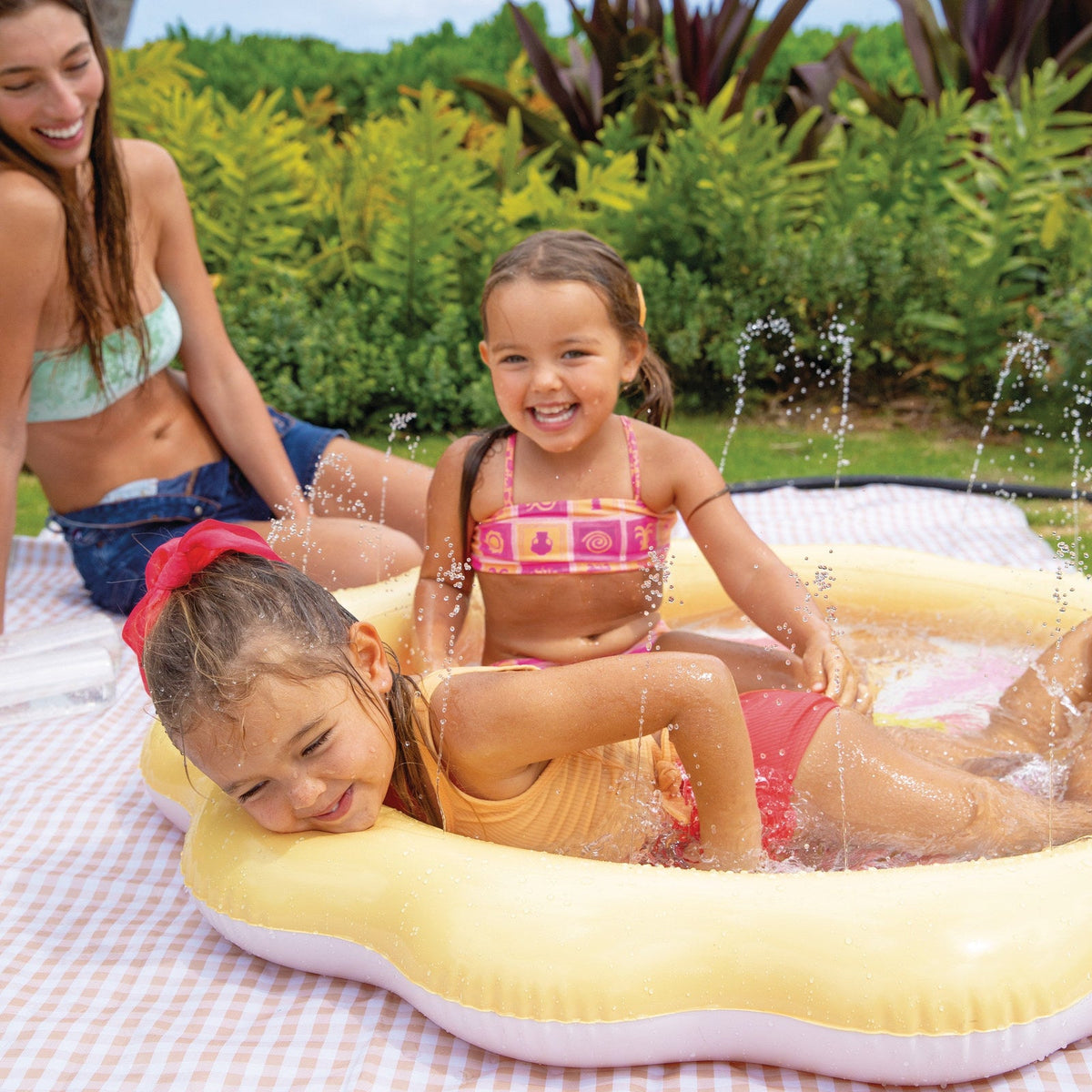 Piscina Inflable Infantil INTEX Sunny Rays con Rociador 104 cm - en uso 6
