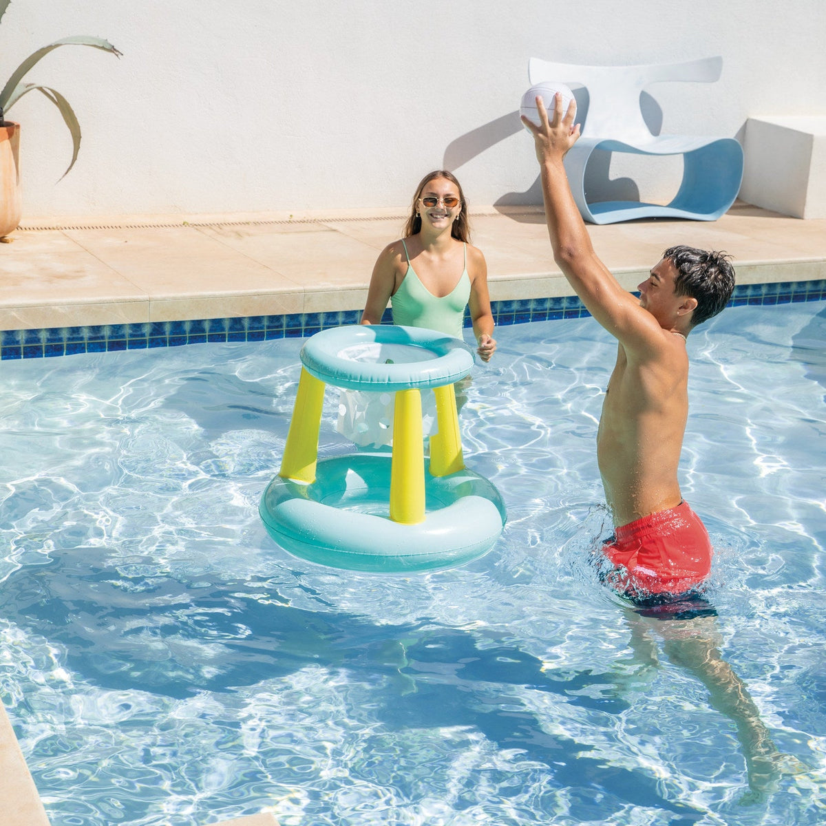 Aro de Básquetbol Flotante INTEX Mega Hoop con Pelota - en uso 6