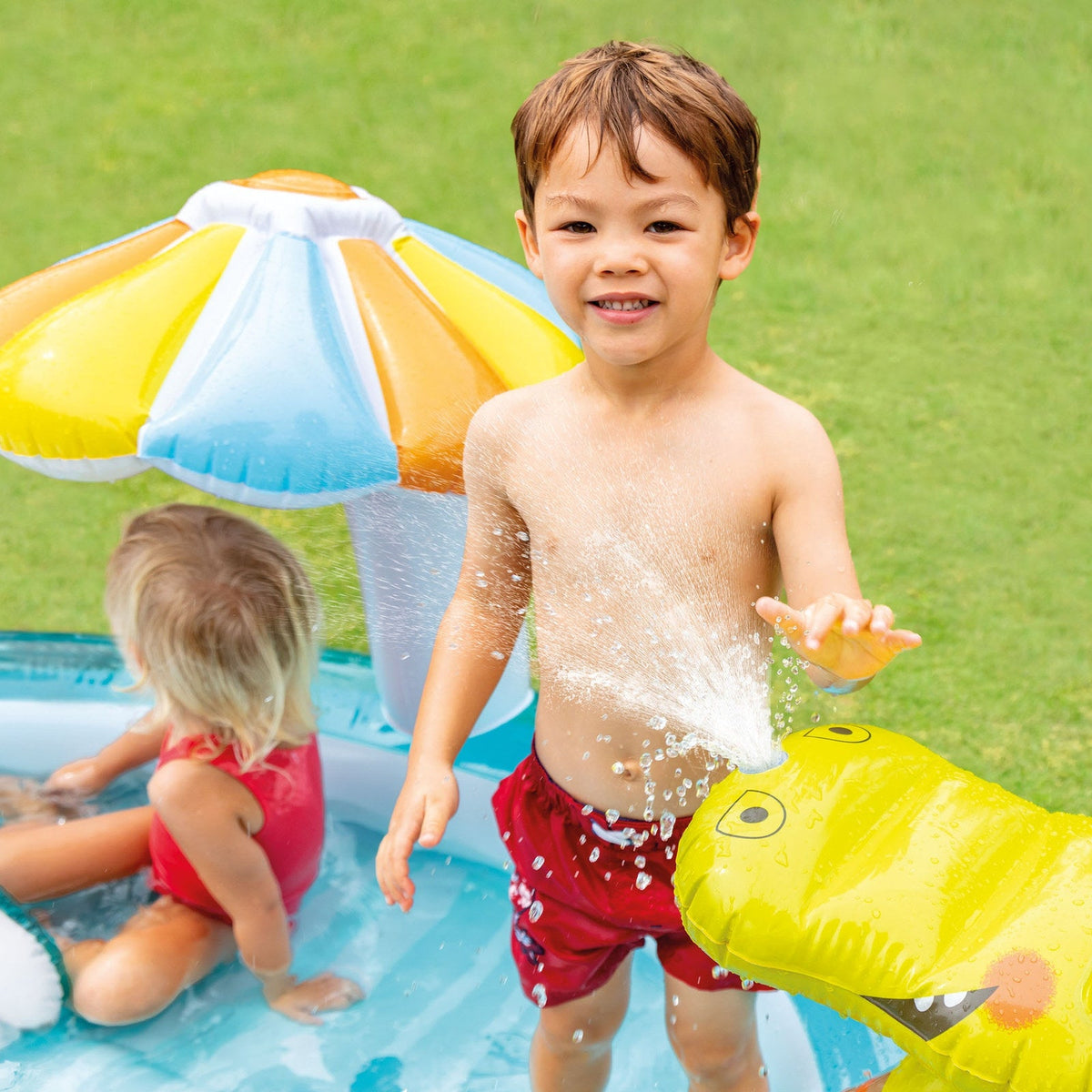 Centro de Juegos Inflable INTEX Gator con Tobogán y Pulverizador 201 x 170 x 84 cm - en uso 6