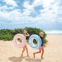 Flotador Anillo Inflable INTEX Rainbow Remolino 91 cm - en uso 4