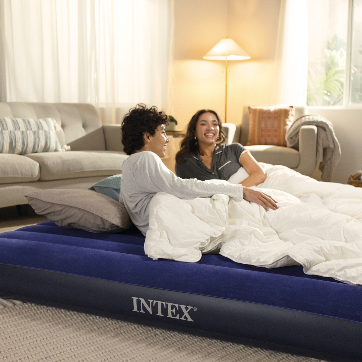 Colchón Inflable INTEX 2 Plazas King Classic Downy 183x203x25 cm - ambiente 2