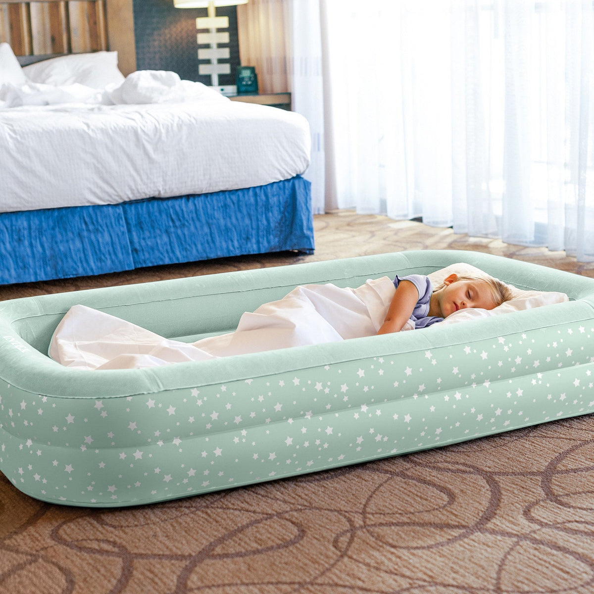 Colchón Inflable Infantil INTEX con Inflador Manual 107x168x25 cm Kidz Travel - ambiente