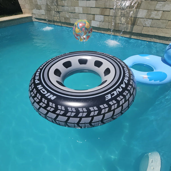 Flotador inflable INTEX con forma de neumático en una piscina con cascada